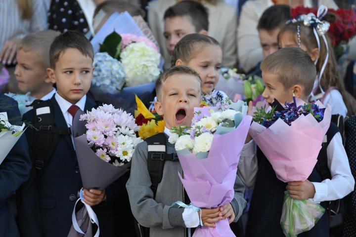 Сегодня дети 2000 года повели своих детей 2019 года рождения в 1-й класс