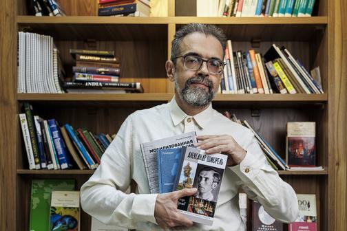 Книжная полка писателя Евгения Абдуллаева